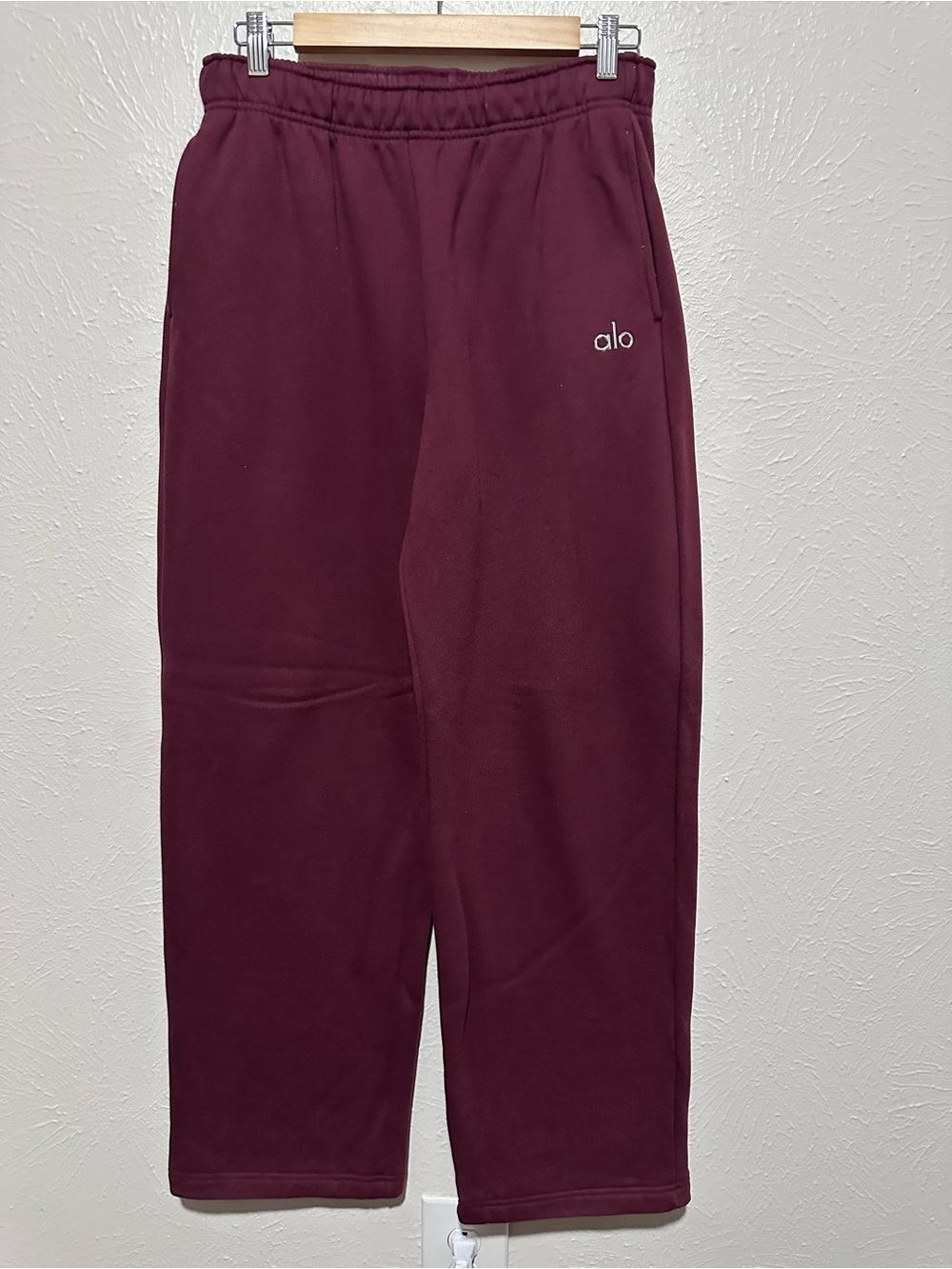ALO Yoga Accolade Straight leg Sweatpants - Burgundy, Size M